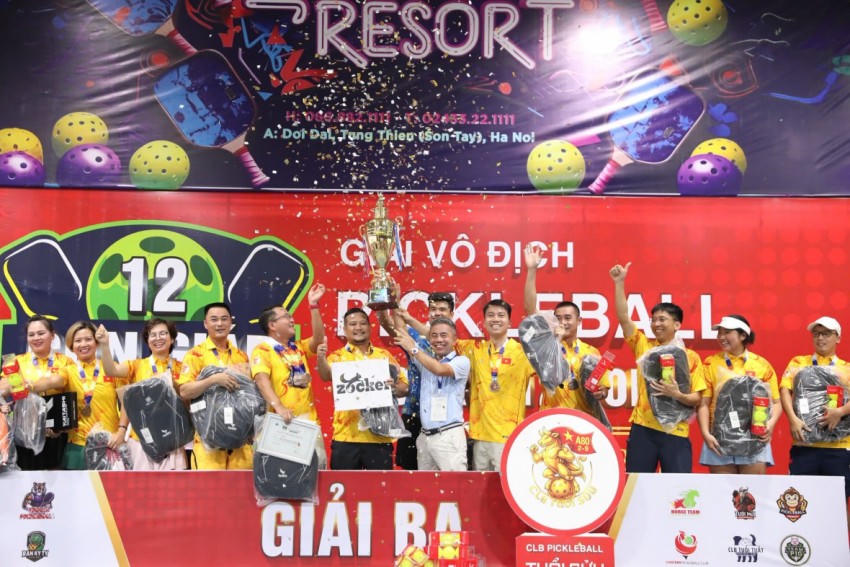 Ban Tổ chức trao Cup và quà cho CLB tuổi Sửu giành Giải Ba.