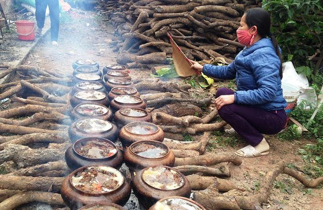 Cuối năm là dịp khách hàng đặt hàng đông nên cả làng Hòa Hậu nổi lửa nấu cá phục vụ thực khách.