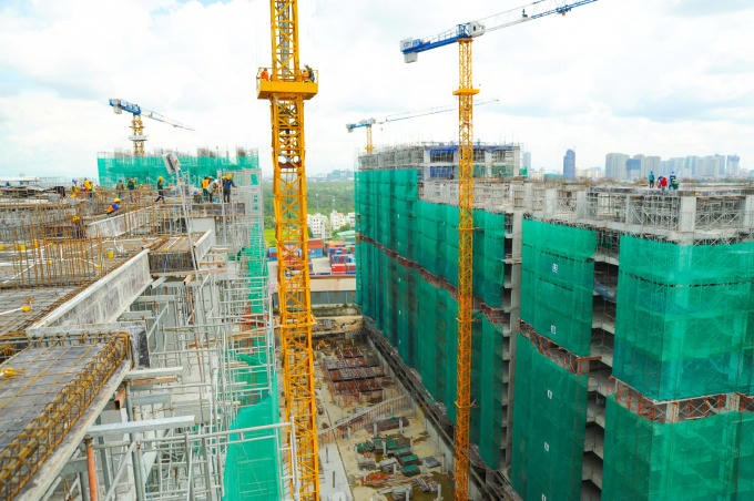 Dự án đã được cất nóc toà tháp đầu tiên sau gần 1 năm xây dựng.