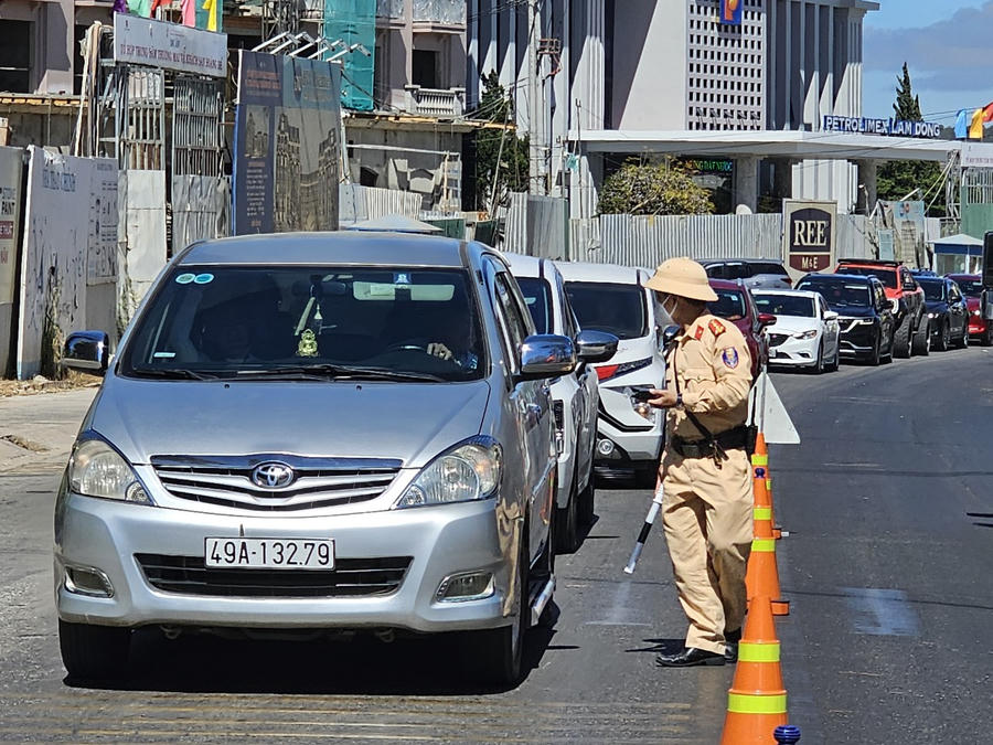 Lực lượng CSGT toàn tỉnh Lâm Đồng đẩy mạnh kiểm tra nồng độ cồn trong kỳ nghỉ Tết Nguyên đán 2024.