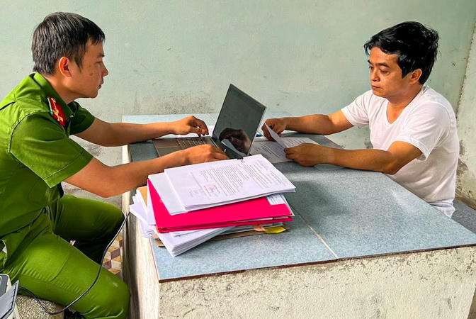 Bị can Bùi Văn Tấn - Giám đốc Trung tâm đăng kiểm xe cơ giới TP Đà Nẵng (Ảnh: Công an Đà Nẵng).