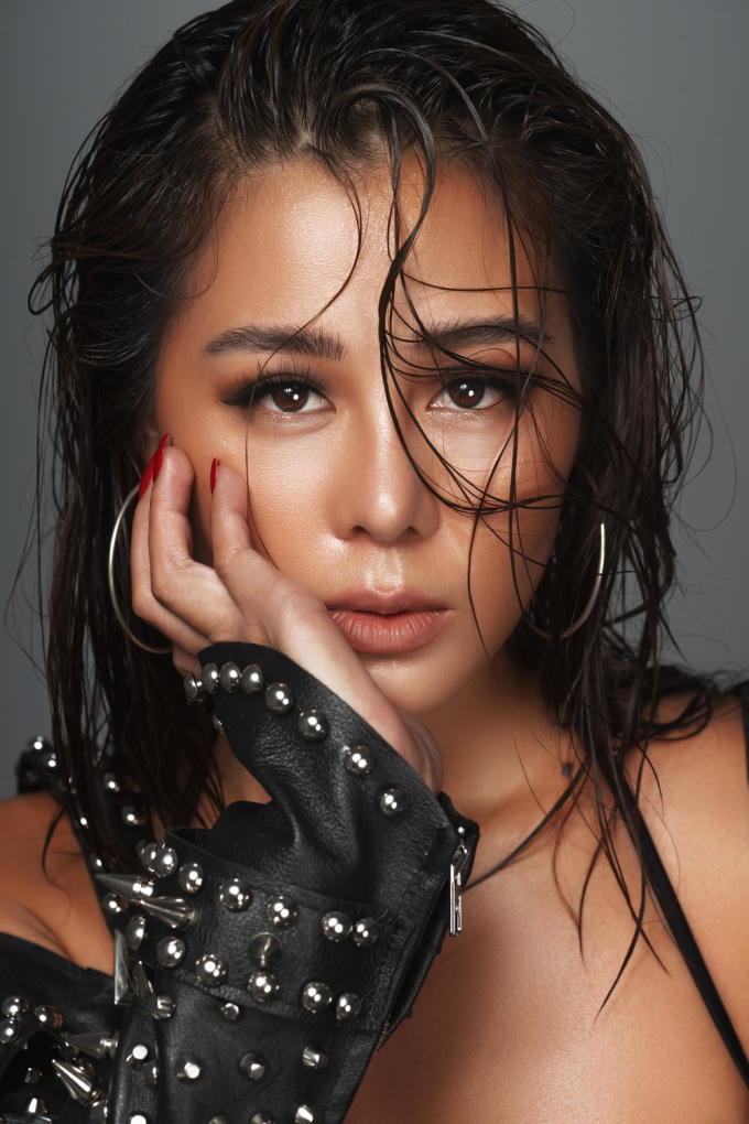 Kiều nữ làng hài kết hợp với kiểu tóc ướt, lối trang điểm Tây với điểm nhấn ở mắt để hình ảnh trở nên ấn tượng hơn.