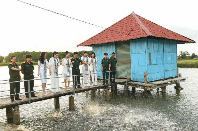 5 mỹ nhân Việt xinh đẹp nổi bật trong vòng vây các chiến sĩ Tây Ninh