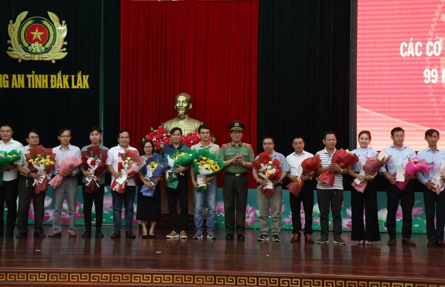 Giám đốc Công an tỉnh Đắk Lắk tặng hoa các phóng viên nhân 99 năm kỷ niệm Ngày Báo chí Cách mạng Việt Nam. Ảnh: Lê Thành
