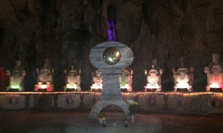 Thập Điện Minh Vương nơi thờ cúng 10 vị cai quản 10 cõi địa ngục tại Âm phủ với Giám kính đài nhìn lại tội lỗi của người chết. (Ảnh minh họa).