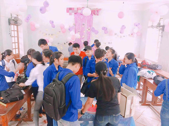 Nghệ An: Tập thể c&aacute;c bạn nữ tổ chức tiệc to&agrave;n m&agrave;u hồng cho hội con trai trong lớp
