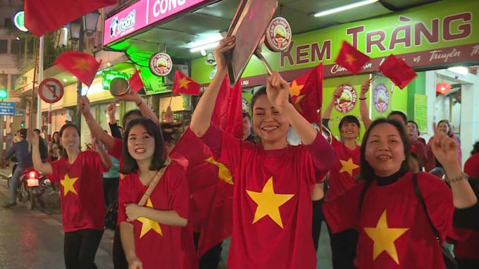 Những gương mặt hân hoan đến tột cùng, bởi chưa bao giờ bóng đá Việt Nam lại làm nên một kỳ tích vĩ đại như thế. Đi đến chung kết tại sân chơi châu Á là một điều trước đây nhiều người không dám nghĩ tới.