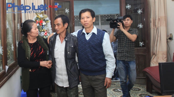 Trong sự xúc động, ông Huỳnh Văn Nén sau một chặng được rất dài từ Bình Thuận ra Hà Nội dù rất mệt nhưng đã nhanh chóng có mặt tại tòa soạn PhapluatPlus để gặp mặt ông Nguyễn Thanh Chấn