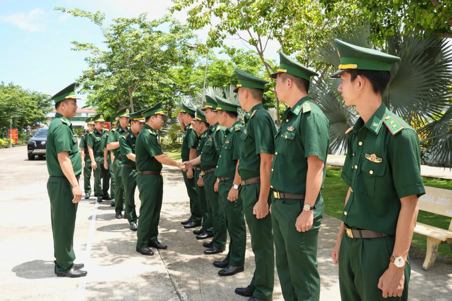 Đại tá Phạm Minh Giang - Bí thư Đảng ủy, Chính ủy BĐBP tỉnh Cà Mau và đoàn công tác kiểm tra tại Đồn Biên phòng Gành Hào.