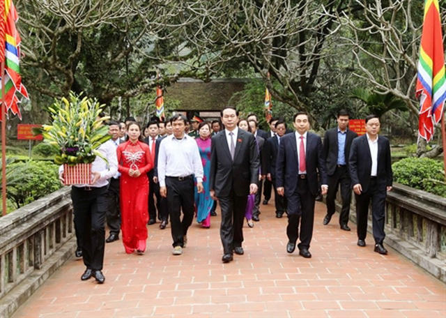 Chủ tịch nước Trần Đại Quang sinh ngày 12/10/1956, quê ở xã Quang Thiện, huyện ven biển Kim Sơn, cách thành phố Ninh Bình khoảng 30km. Khi còn làm Bộ trưởng Công an và sau này làm Chủ tịch nước, ông luôn dành tình cảm đặc biệt cho quê nhà. Ông nhiều lần về thăm quê và để lại những kỷ niệm sâu sắc. Trong ảnh: Chủ tịch nước thăm đền vua Đinh Tiên Hoàng tại Di tích lịch sử cố đô Hoa Lư.