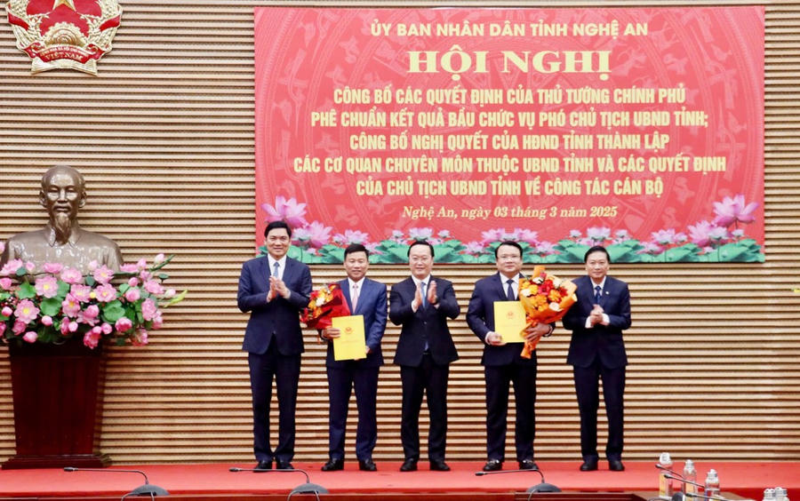 Thường trực Tỉnh ủy Nghệ An trao Quyết định và tặng hoa chúc mừng 2 Tân Phó Chủ tịch UBND tỉnh