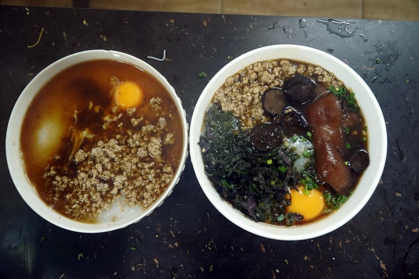 Cháo ấu tẩu khi bê lên mâm thường kèm với trứng gà ta sống. (Ảnh: Phàn Họ).