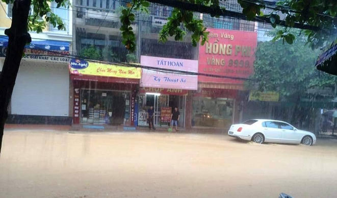 Quảng Ninh: Mưa lũ kéo dài, nhiều tuyến đường ngập sâu trong nước