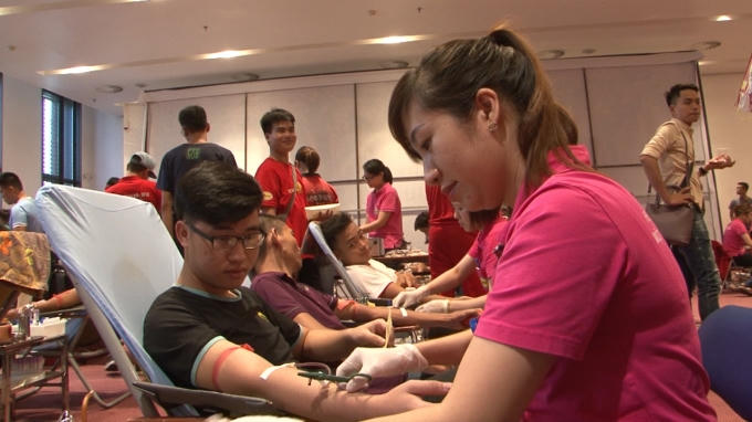 Nhiều bạn trẻ tham gia hiến m&aacute;u