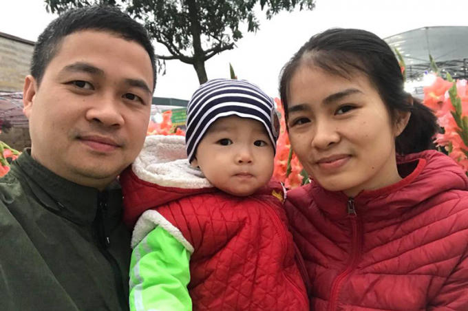 Vợ chồng anh Minh bên cậu con trai út - Nhật Minh. Ảnh: NVCC