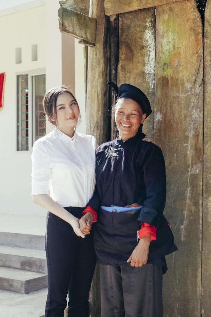 Lý Nhã Kỳ giản dị  tạo dáng bên cạnh người phụ nữ của bản Khau Sớ.