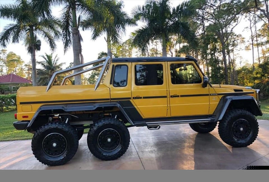 Ngoại hình đồ sộ với 6 mâm off-road cực khủng khiến xe được ví