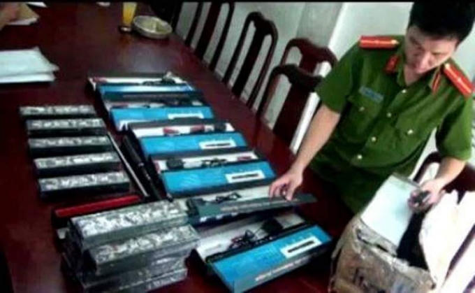 Lô hàng gồm dùi cui, roi điện bị thu giữ