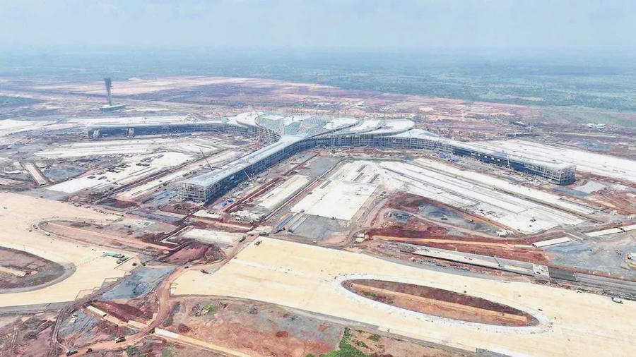 Gần 13.000 nhân lực và 3.000 thiết bị đang được huy động thi công xuyên mưa tại công trường Sân bay Long Thành.