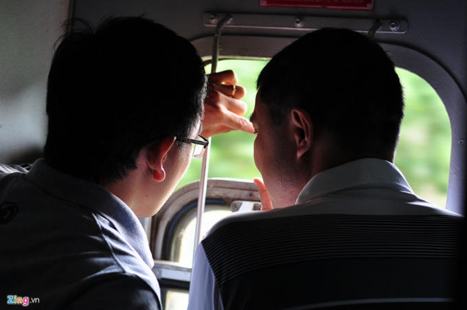 Sau đêm trên tàu, 2 người đàn ông ra khu vực cửa lên xuống, nhìn qua cửa sổ ngắm cảnh bình minh. Một người trong số họ gốc ở Hà Nội. Anh vào Sài Gòn lập nghiệp và đây là lần đầu tiên anh lên tàu về thăm quê sau 20 năm làm ăn xa xứ.