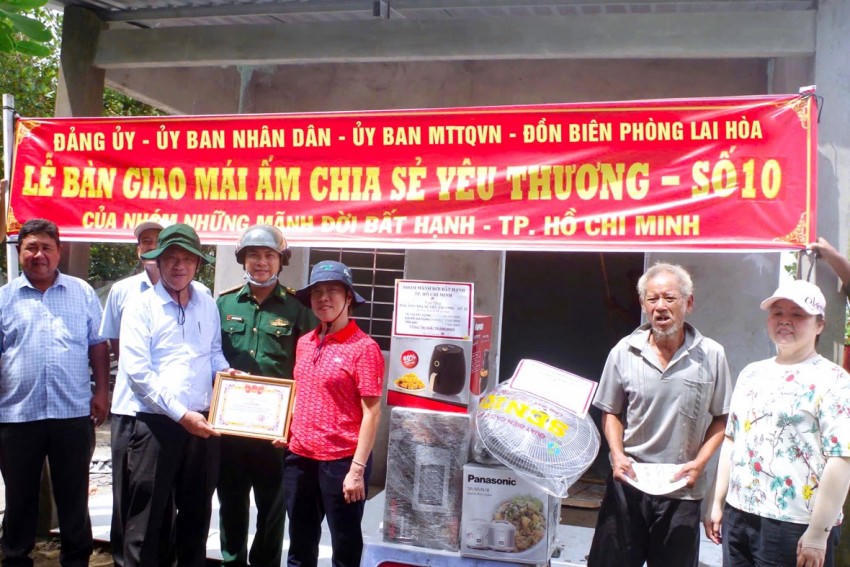 Bàn giao nhà cho gia đình ông Trương Dinh