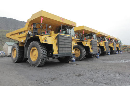 5 chiếc "siêu xe tải" Komatsu HD785 với tổng giá trị 99,88 tỷ đồng. Ảnh: Vinacomin.