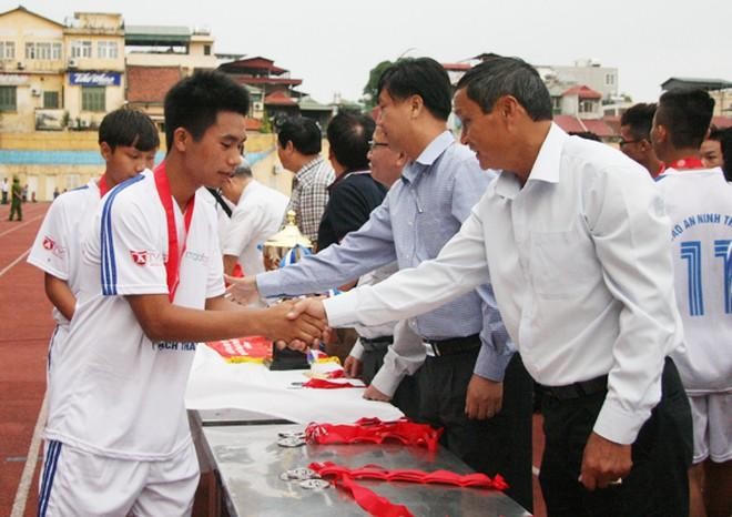 HLV Mai Đức Chung luôn quan tâm đến việc phát triển bóng đá nữ và bóng đá phong trào. Trong ảnh, ông Chung là thành viên trao giải tại chung kết giải bóng đá học sinh THPT Hà Nội - Báo An ninh Thủ đô