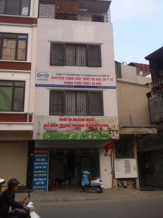 Nhà có vỉa hè rộng, để được từ 6-8 xe máy.