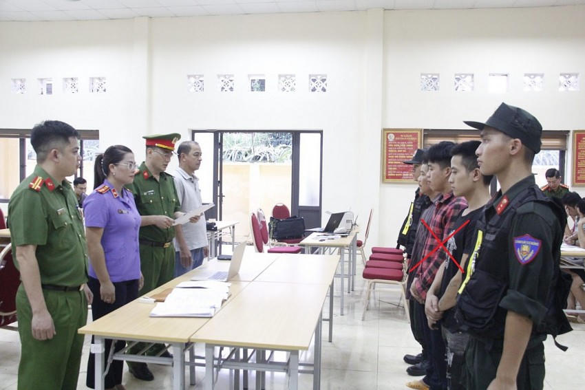 Cơ quan CSĐT Công an tỉnh Sơn La thi hành các quyết định tố tụng với các đối tượng khai thác vàng trái phép. (Ảnh: Công an Sơn La).