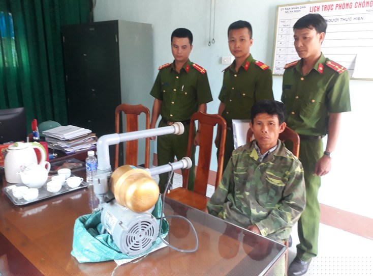 Tại Công an xã An Ninh: Đối tượng Trần Viết Quý cùng tang vật của vụ trộm đã thừa nhận hành vi trộm cắp máy bơm tại chùa Kim Nại