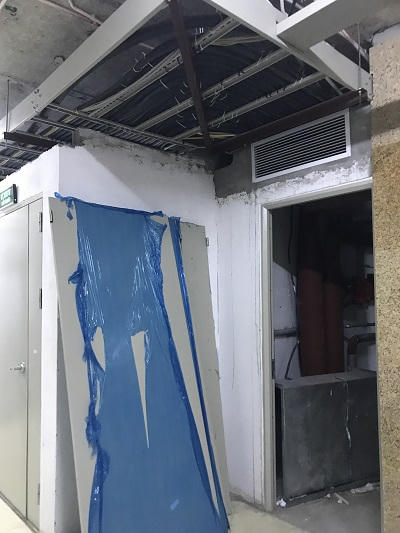 Hệ thống dây điện, mạch điện hở hang ở khu vực thang máy tòa nhà rất nguy hiểm.