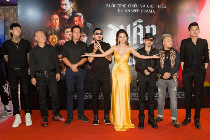 Nam Thư và ê kíp làm phim.