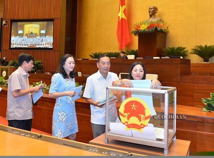 Các Đại biểu Quốc hội bỏ phiếu phê chuẩn danh sách Phó Chủ tịch và Ủy viên Hội đồng bầu cử quốc gia; bầu Ủy viên Ủy ban Thường vụ Quốc hội.