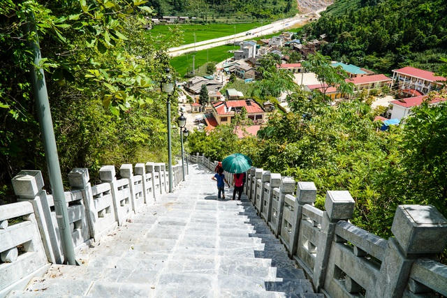 Đường dẫn lên cột cờ Lũng Cú là 839 bậc đá xanh.