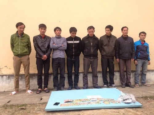 Các đối tượng và tang vật tại cơ quan điều tra.