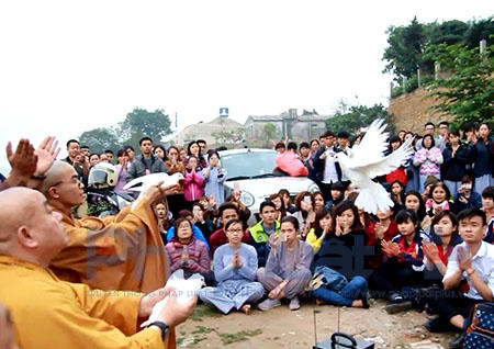 (Màn phóng sinh chim bồ câu của sư thầy cùng các phật tử).