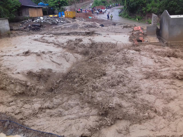 Nghệ An: Lũ qu&eacute;t kinh ho&agrave;ng, 9 ng&ocirc;i nh&agrave; bị cuốn tr&ocirc;i