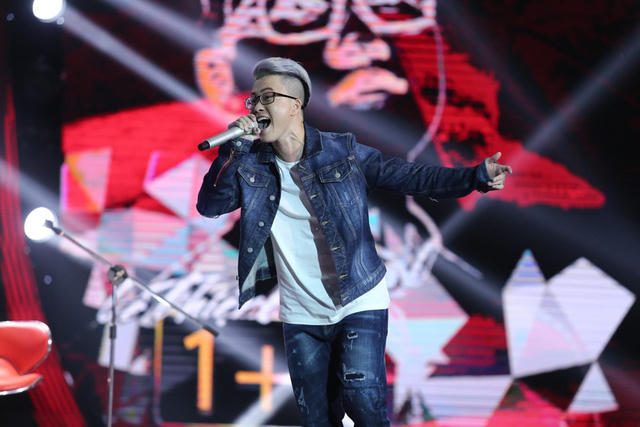 Lê Thiện Hiếu mang đến ca khúc “1+1” cùng câu hát “mình sống mặc kệ đời được không” khiến người nghe thích thú.