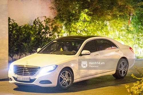 Rời buổi tiệc, Trấn Thành lái xe chở Hari Won...