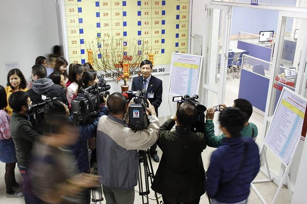 Ông Nguyễn Toàn Phong, Giám đốc trung tâm Dịch vụ việc làm Hà Nội trả lời phỏng vấn báo chí tại phiên giao dịch (Ảnh: Báo dân sinh).