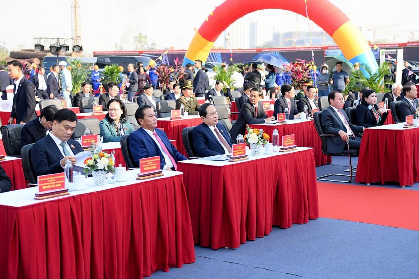Chủ tịch Quốc hội Trần Thanh Mẫn và các đại biểu dự lễ khởi công Dự án đầu tư xây dựng cầu Nguyễn Trãi và chỉnh trang đô thị vùng phụ cận.