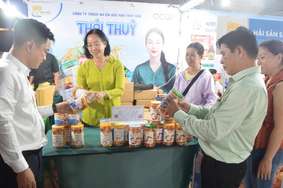 Đại biểu, khách mời tham quan các gian hàng tại ngày hội.