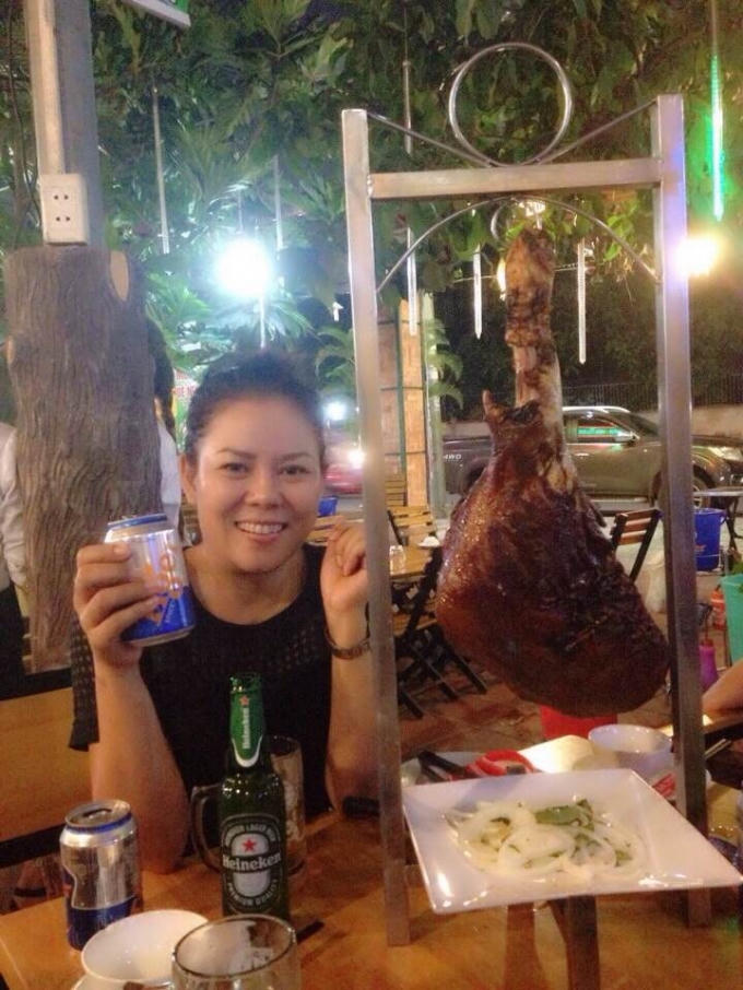 Đùi dê bỏ lò, món đặc trưng ở quán dê Xuân Anh.