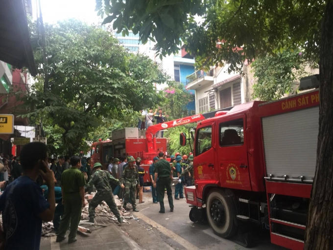 Rất đông lực lượng cứu nạn đã được huy động.