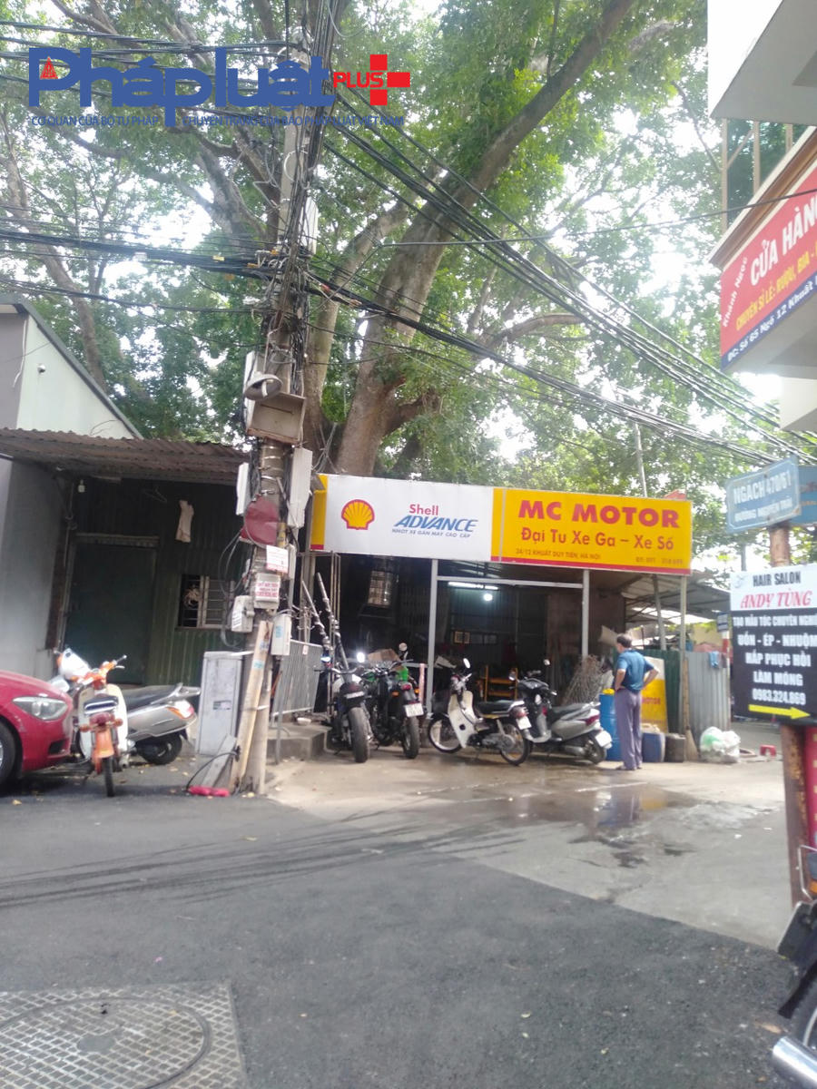 Trong ảnh: Trước cửa di tích là những hàng ăn, quán sửa xe.... ngang nhiên lấn chiếm, xây dựng không phép.