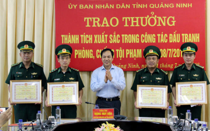 Ông Đặng Huy Hậu, Phó Chủ tịch Thường trực UBND tỉnh tặng Bằng khen của UBND tỉnh cho 02 tập thể, 02 cá nhân thuộc Bộ đội Biên phòng tỉnh.