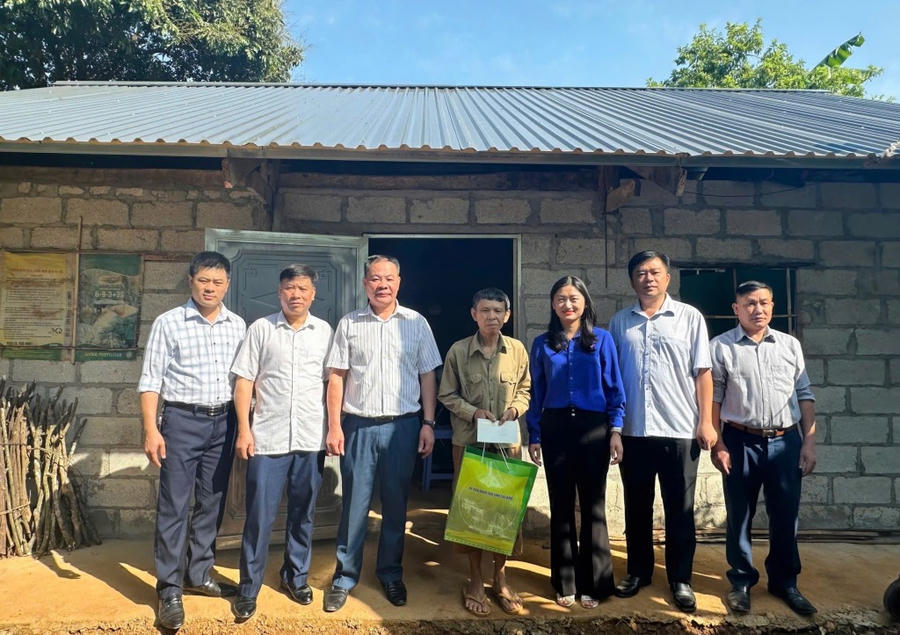 Đoàn công tác của tỉnh tặng quà gia đình ông Trương Văn Vấn, xóm Hoàng Lạc, xã Đức Long.