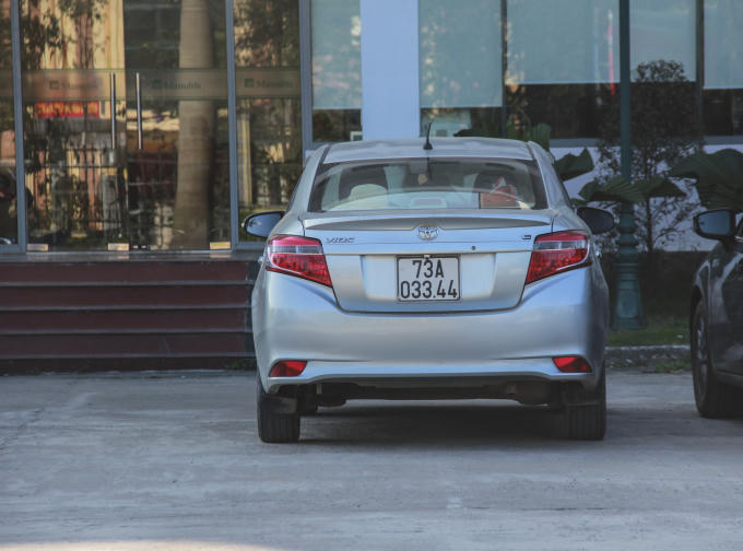 Chiếc VIOS mang biển "song tiến" 3344 tại sân một trụ sở cơ quan ở TP Đồng Hới. (Ảnh. Hải Long).