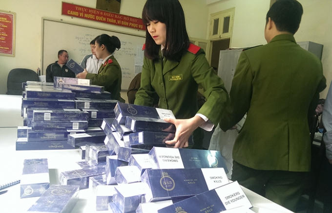 Đội tượng Trần Văn Tản và toàn bộ số thuốc lá nhập lậu đều bị tạm giữ tại Công an quận Thanh Xuân để phục vụ điều tra.