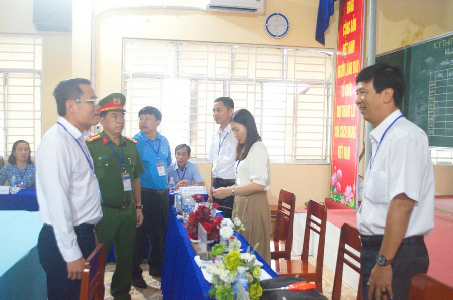 Ông Ngô Vũ Thăng – Phó Chủ tịch UBND tỉnh, Trưởng Ban Chỉ đạo Kỳ thi tốt nghiệp THPT năm 2025 (bên trái), cùng lãnh đạo Sở Giáo dục và Đào tạo, Công an tỉnh đến kiểm tra tại điểm thi Trường THPT Bạc Liêu (TP Bạc Liêu).